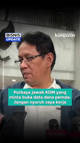 Menteri Keuangan Purbaya Yudhi Sadewa menanggapi tantangan Gubernur Jawa Barat Dedi Mulyadi (KDM) yang meminta pemerintah pusat membuka data daerah mana saja yang memiliki dana mengendap di bank. Purbaya menegaskan bahwa data tersebut berasal dari sistem keuangan Bank Indonesia (BI), bukan dari Kementerian Keuangan. Menurut Purbaya, data dana pemerintah daerah (Pemda) disusun berdasarkan laporan rutin dari perbankan kepada BI. Ia menyebut angkanya juga sejalan dengan data yang dimiliki Menteri Dalam Negeri Tito Karnavian. “Itu dari laporan perbankan, sepertinya data saya sama dengan Pak Tito,” ujarnya. Purbaya menyindir bahwa Dedi hanya memahami kondisi keuangan di Jawa Barat, bukan secara nasional. Ia juga menegaskan Kemenkeu tidak memiliki kewenangan memeriksa langsung dana Pemda, karena hal itu menjadi ranah BI dan pemerintah daerah masing-masing. “Jadi jangan Pak Dedi nyuruh saya kerja,” ucapnya. Sebelumnya, Dedi meminta pemerintah pusat membuka secara transparan daftar daerah yang penyerapan anggarannya rendah, agar publik tidak salah menilai semua daerah sama-sama tidak efisien. Ia menilai langkah itu penting untuk menghormati daerah yang sudah mengelola keuangannya dengan baik. 📸: Dok. kumparan/Ave Airiza. Follow WhatsApp Channel kumparan untuk dapat Informasi terpercaya dikirim langsung ke WhatsApp kamu. Ketik kum.pr/WAchannel di browser kamu sekarang, agar bisa share informasi tanpa ragu. #bisnisupdate #update #bisnis #svt #purbaya #menkeu #kdm #dedimulyadi #pemda #danapemda #info #infoterkini #berita #beritaterkini #bicarafaktalewatberita #kumparan