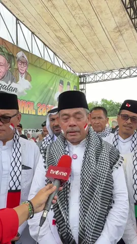 Bupati Lahat, Bursah Zarnubi, tak kuasa menahan haru saat menyampaikan kisah pilu penderitaan rakyat Palestina.  Hari ini, ribuan masyarakat Kabupaten Lahat bersatu dalam doa dan solidaritas, menyuarakan dukungan penuh untuk kemerdekaan Palestina. 🇮🇩🤝🇵🇸 #LahatUntukPalestina #HariSantriNasional #BelaPalestina #SolidaritasTanpaBatas