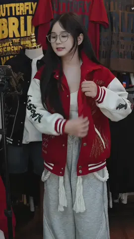 Chất dạ dày, bông mềm, hình kim tuyến nổi – khoác vào là thấy khác biệt.#aobomber #xotitfashion #varsity 