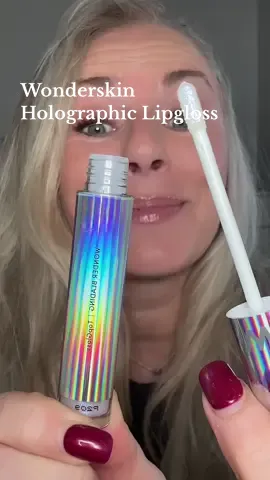 This is Holographic @Wonderskin 💋  #wonderskin #holigraphic #lipgloss #glossylips #TikTokMadeMeBuyIt 