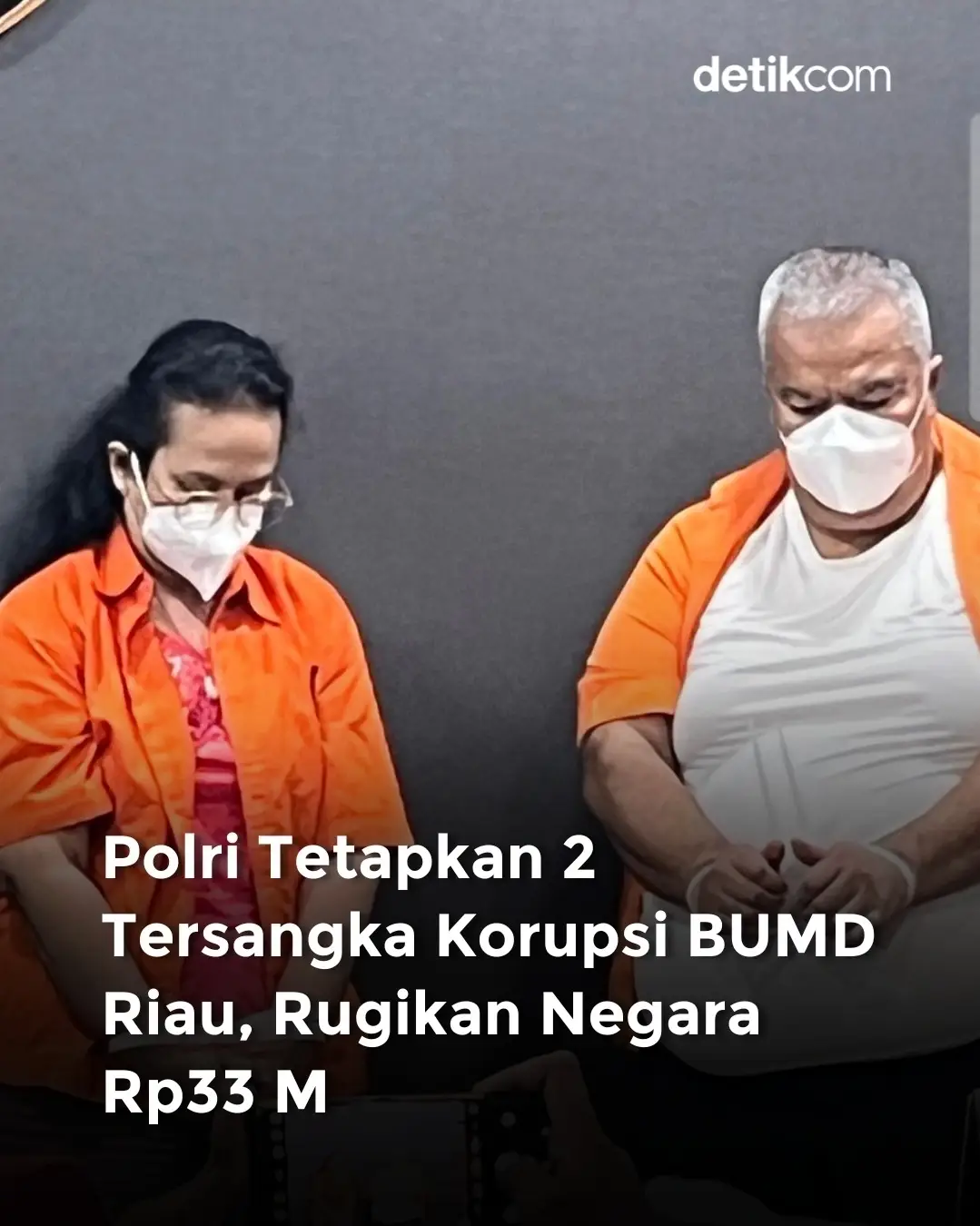 Bareskrim Polri melalui Kortas Tipikor menetapkan dua pejabat PT Sarana Pembangunan Riau (SPR) Langgak periode 2010–2015 sebagai tersangka korupsi. Mereka adalah Rahman Akil (Direktur Utama) dan Debby Riauma Sary (Direktur Keuangan), yang sama-sama punya wewenang atas keuangan perusahaan. Setelah penyidikan panjang dan bukti dinilai cukup, keduanya resmi ditahan di Rutan Bareskrim Polri. Kasus ini diduga merugikan negara mencapai Rp33 miliar dan USD 3.000 yang dikurskan itu sekitar Rp 49,6 juta. Foto: Ondang/detikcom #detikcom #kasuskorupsi #bumdriau