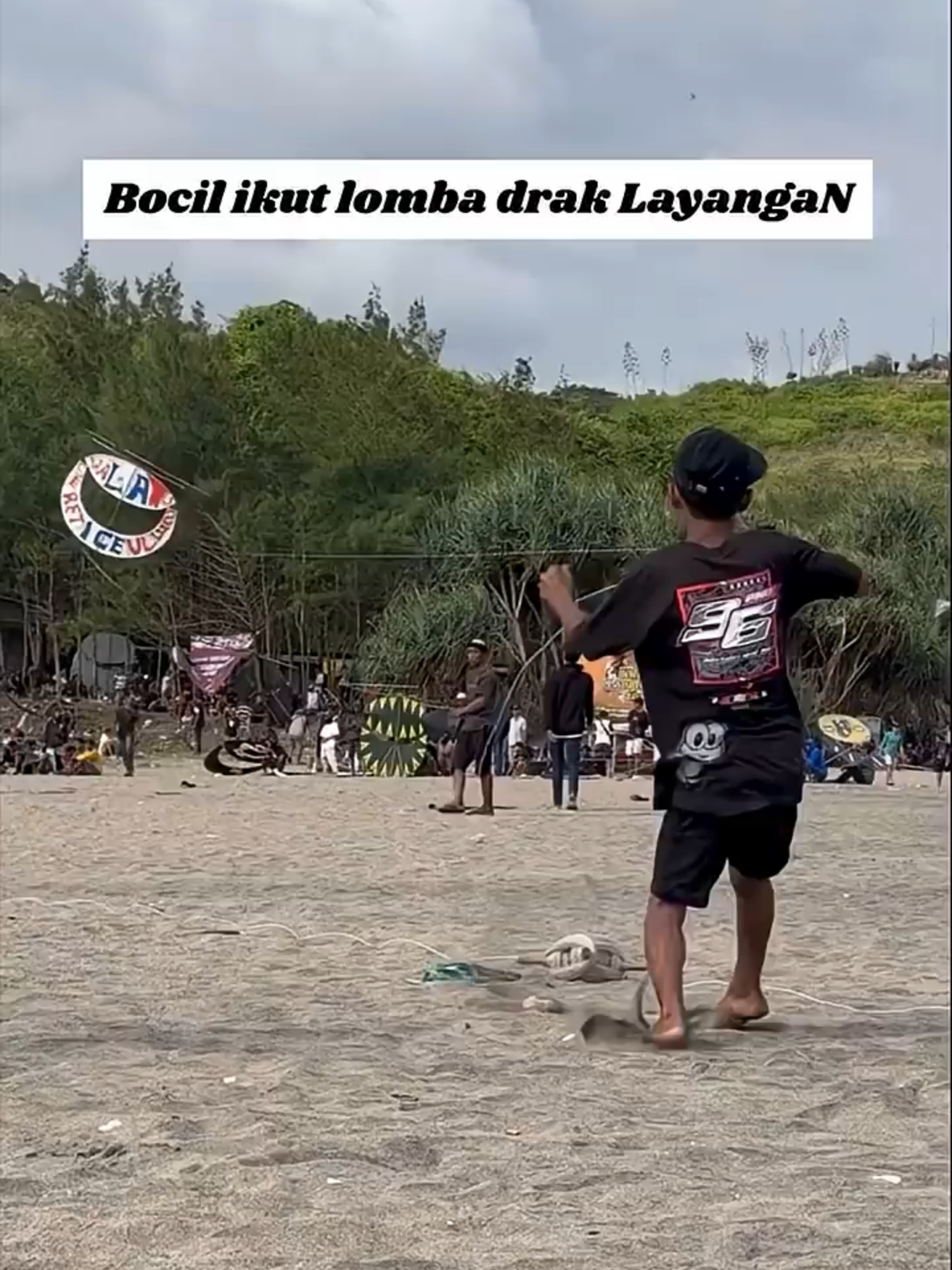 Bocil nekat ikut lomba adu tangkas penurunan layangan,,  #reuplod#sendaren #sawangan #layangan #layangan tanggalan madiun #dailyvlog #sendarenlayangan #masukberanda #layanganindonesia #layanganviral #sendarenlayangan #funny #fyp #beritaviral #beritalamongan #lamongan