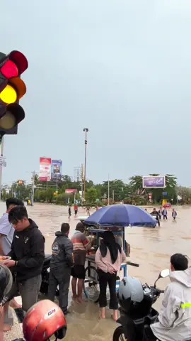 Rezeki di tengah banjir #samarindakaltim #samarinda #banjirsamarinda