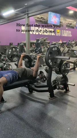 how fast she  wants to answer the phone 😂 . . .  #comedy #gym #workout