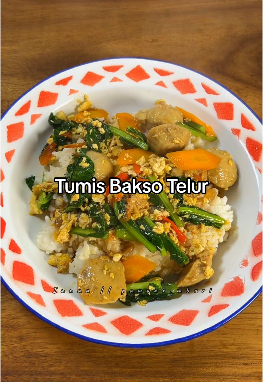 Tumis sawi bakso telur. ✨ Save dulu buat ide masak nanti. Bumbu: - 5 bawang putih - 3 bawang merah - 5 cabe rawit - 2 cabe merah besar - 1 tomat Bahan: - 15 pcs bakso sapi - 1 wortel - 2 butir telur - secukupnya sawi Seasoning: - garam - lada - saus tiram - kecap manis - ⁠200-300 ml air