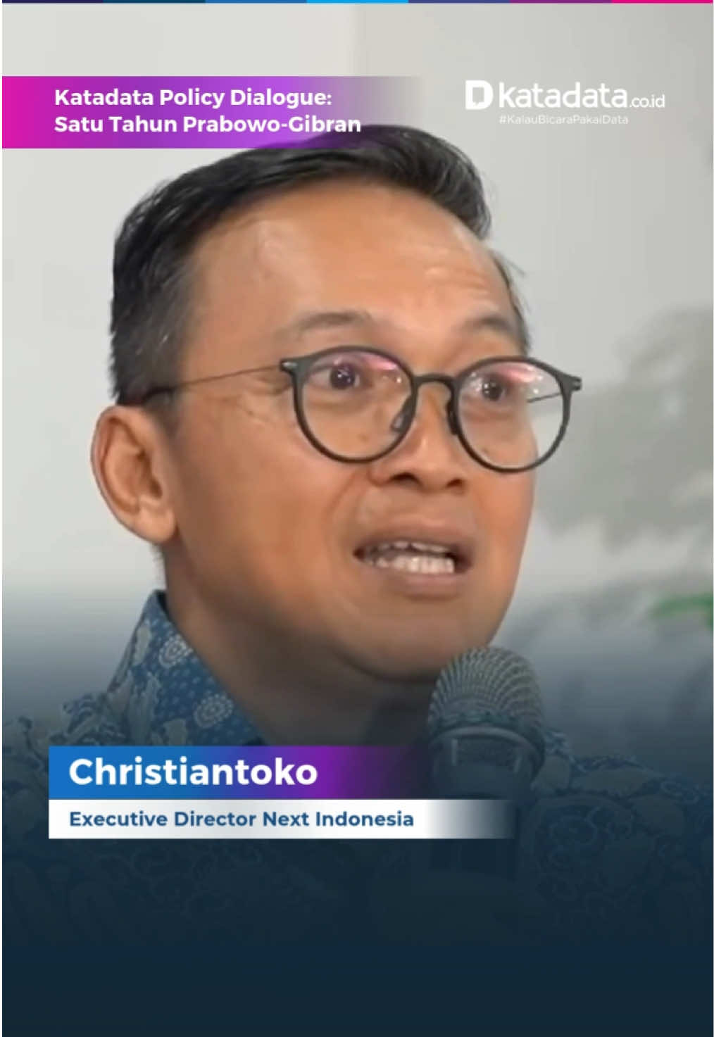 Direktur Eksekutif Next Indonesia, Christiantoko, menyoroti berbagai persoalan birokrasi di Tanah Air. Dia mengkritik pemerintah yang kerap merespons persoalan di lapangan dengan membuat aturan baru. Akibatnya, Indonesia menjadi negara yang kaya regulasi. “Tidak heran di akhir pemerintahan Joko Widodo, kita mengenal dengan Omnibus Law, karena peraturan yang ada di lapangan saling bertabrakan masing-masing mempunyai kaitan yang kuat, sama-sama kekuatannya di undang-undang,” ujar Christiantoko dalam acara Katadata Policy Dialogue 