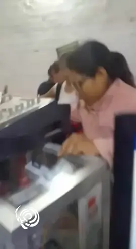 ¿Que sucede con este tipo de clientes? mujer va a un taller a reparar su equipo, lamentablemente el equipo no tiene arreglo, ella llegó con efectivos policiales al local, el dueño argumento los protocolos de reparación y la señora lejos de entender que su equipo ya no tiene solución comienza a destruir el local causando daños de más de 7000 soles, hechos ocurridos en monsefu #perú #noticia #monsefu 