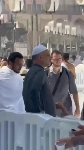 امیر محترم کی وڈیو قریبی دوست پیارے بھائی بھائی مینجنگ ڈائریکٹر چٹان پائپ Irfan Mughal صاحب نے حرم میں کل بنائی ۔۔کہنے لگے میں ایک دفعہ تو دیکھ کر نکل گیا پھر واپس ہوا اور جا کے سلام کیا پوچھا آپ 