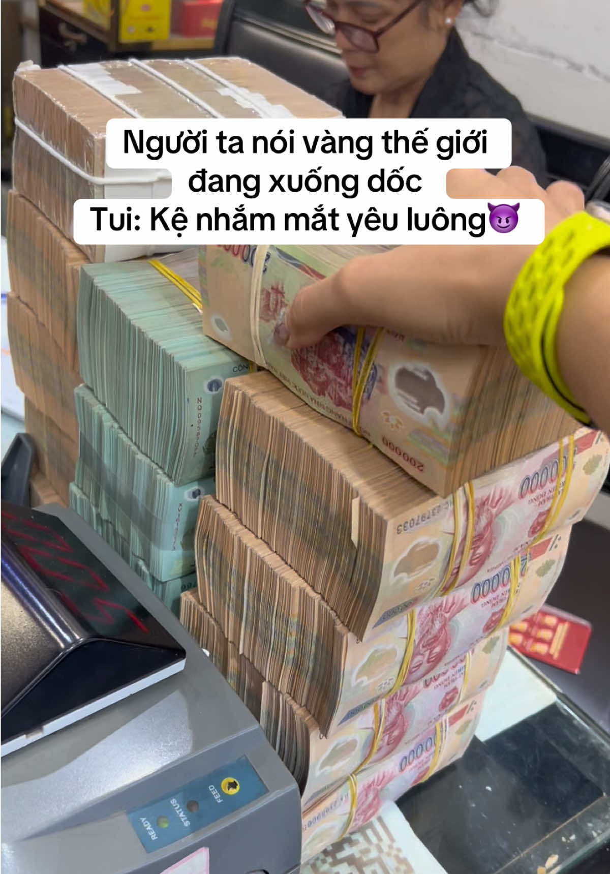 Người ta nói vàng thế giới đang xuống dốc. Tui: Kệ nhắm mắt yêu luông ❤ #mylife #xuhuong #tichsan  #chukymoi 