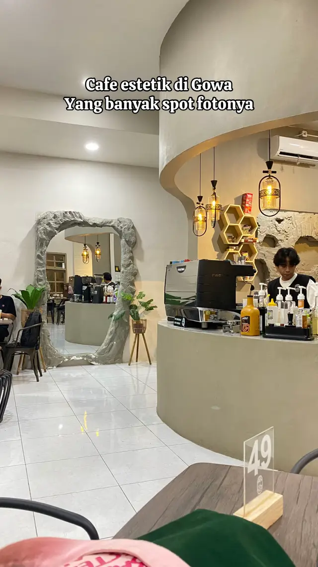 Udah pernah kesini belom ? Tempatnya makin estetik setelah renov dan menu2nya juga makin enak dengan harga yg terjangkau dan yg penting banyak spot fotonya 😍 #cafedigowa #utopia #cafeutopia #irinreview #cafehitsmakassar 