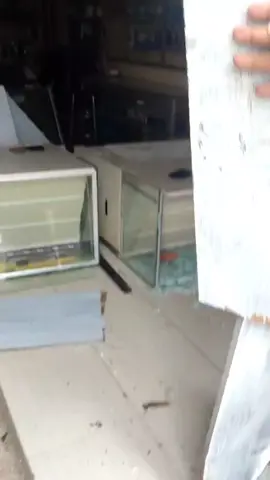 Sebuah konter handphone menjadi sasaran pengrusakan dan penjarahan saat massa melakukan aksi demo pada hari ini di kota tanah merah, boven digoel. Belum tahu berapa kerugian yang di alami oleh sang pemilik konter. #papsel #papuaselatan #bovendigoelpapua #demo #bovendigoel 