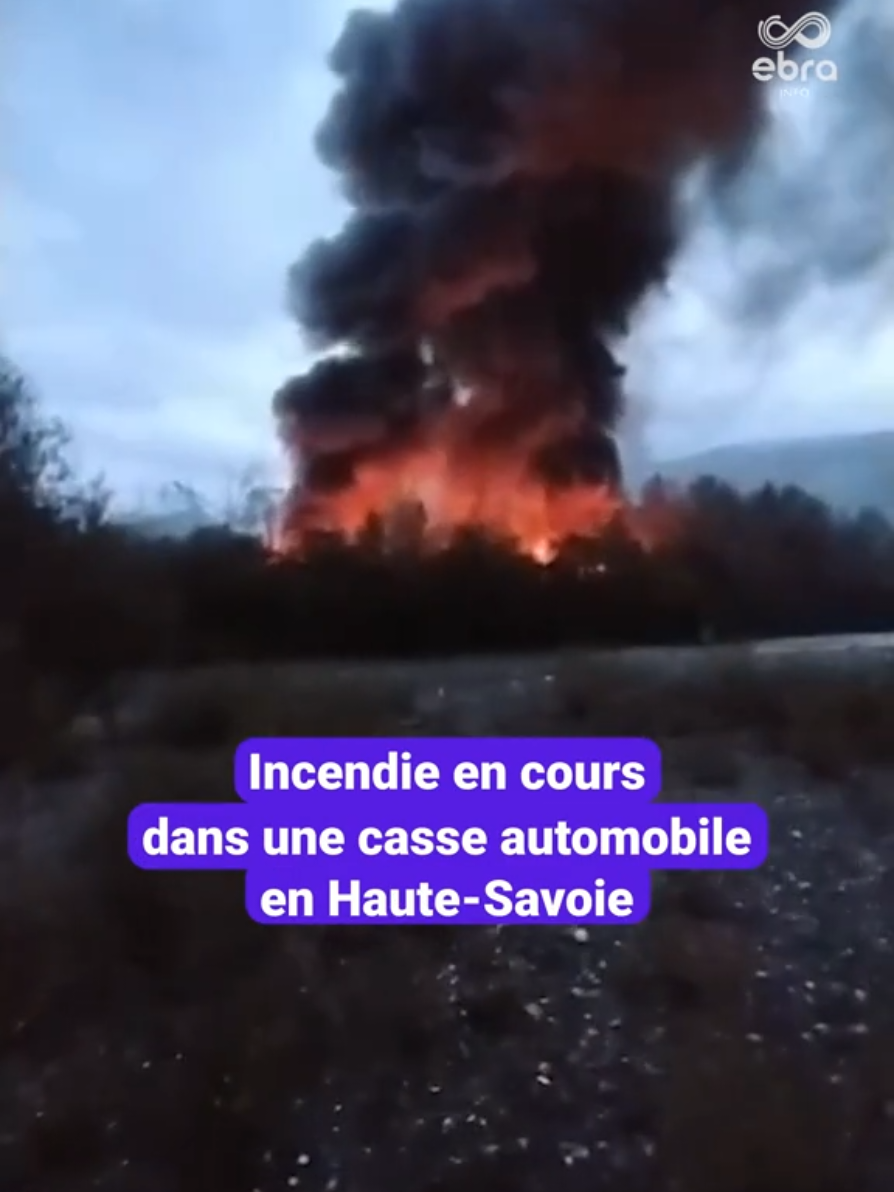 Ce mercredi 22 octobre, depuis 7 h, les sapeurs-pompiers sont engagés sur un incendie en cours dans une casse automobile, à Marignier. Un important panache de fumée a été constaté par des personnes qui habitent à proximité des lieux. Plusieurs véhicules seraient impactés. Deux fourgons, un porteur d'eau et un chef de groupe sont actuellement mobilisés pour cet incendie dont on ignore encore l'origine.  #SInformerSurTikTok #incendie 
