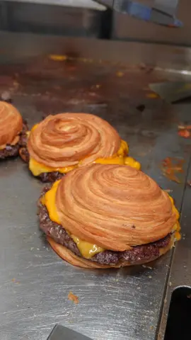 Smashed Croissant Burger🍔🔥 #cheese #burger #vienna #croissant 