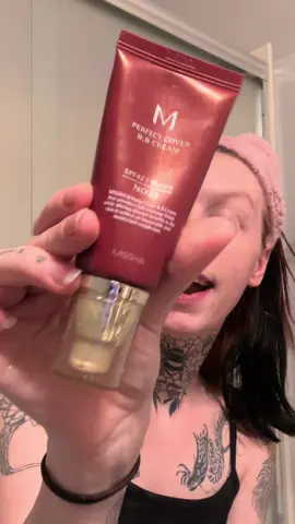 @missha.official has made the best smelling bb cream ever! This bb cream is the perfect amount of coverage for an everyday look! It covers your redness while also making sure that your face stays moisturized! I am obsessed with the citrus smell that comes out when you apply it too!!  #bbcream #mperfectcoverbbcream #misshaperfectcoverbbcream #beautypicks #bbcreamfoundation