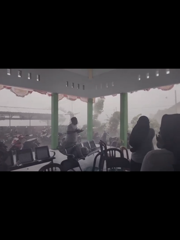 Wilayah Kecamatan Binakal, Bondowoso diterjang angin puting beliung, Rabu (22/10/2025) siang sekira pukul 13.00 WIB.  Video amatir ini direkam oleh seorang staf kecamatan Binakal saat berlangsungnya badai angin topan itu. #fypage #fyppppppppppppppppppppppp #FYP #fyp #fypシ゚ 