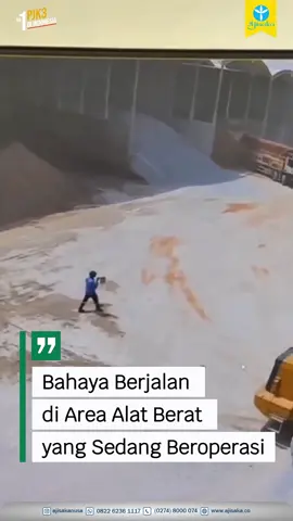 Detik-detik Pekerja Terlindas Wheel Loader yang sedang beroperasi 😢⛑️ Jangan nekat lewat di depan alat berat! Bisa terlindas tanpa sempat disadari operator. Utamakan keselamatan, hindari area kerja alat berat. #infok3 #tipsk3 #sobatk3 #k3 #safetyculture #hse #safetytraining #safetyfirst #safetyatwork #safetyawareness #safetyday 