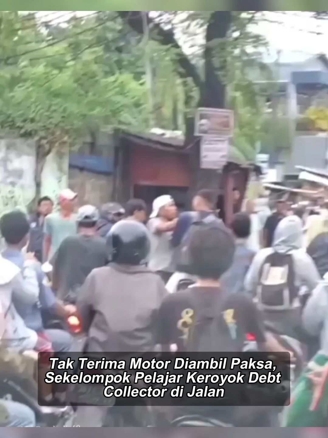 Aksi pengeroyokan terhadap seorang debt collector (penagih utang) oleh sekelompok pelajar terjadi di jalan raya. Insiden ini dipicu oleh tindakan debt collector yang mengambil paksa sepeda motor milik salah satu pelajar yang diduga menunggak cicilan. Menurut kronologi, saat motor rekannya dirampas di tengah jalan, para pelajar lain yang berada di lokasi tidak terima. Tanpa pikir panjang, mereka langsung mengeroyok dan melayangkan pukulan bertubi-tubi ke arah debt collector tersebut. Meskipun terjadi kekerasan, insiden ini dilaporkan berakhir tanpa laporan polisi. Kedua belah pihak, baik dari sisi pelajar maupun debt collector, memilih untuk tidak melanjutkan kasus ini ke jalur hukum. #tiktokberita #bangsaonline #harianbangsa
