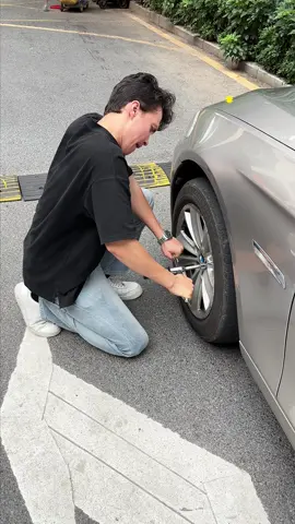 To be honest, do you think an ordinary family needs to spend money on an electric wrench? #impactwrench #wrench #zcy10091 #fyp 