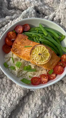 The best high protein, easy, and delicious salmon dinner recipe for the busy girls trying to keep their bodies healthy and happy 💕 #healthyrecipes #highprotein #salmonrecipe 