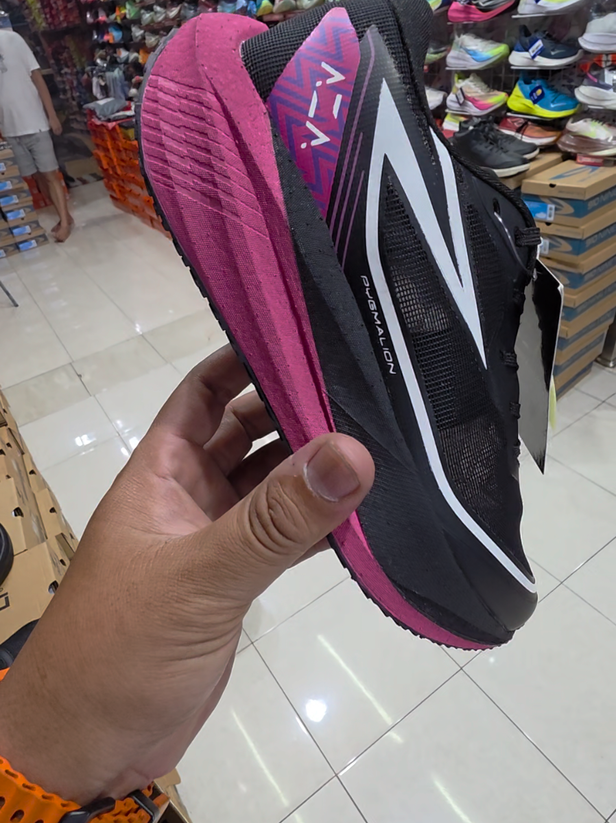 jombang beriman matur nuwun.  sepatu lari yang ringan banget enteng bangets brand kenamaan indonesia donks genks..  @azawear pygmalion 
