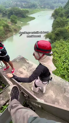 cara menikmati lagu @rizkyfebian77  yg benar dan baik, mau naik gunung tp ga ada temen takut nyasar 🤣#extremesports #ropejump #jembatanrajamandala #cianjur #bucketlist 