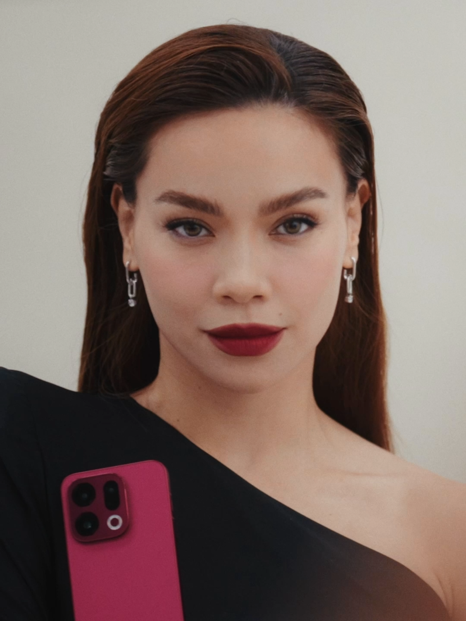 Một góc nhìn về vẻ đẹp chuẩn điện ảnh - nơi câu chuyện được kể bằng sự chi tiết, khí chất Queen 👸 không thể trộn lẫn qua ống kính OPPO Find X9 Series - King of Mobile Photography.   #OPPOFindX9Series #OPPOFindX9 #OPPOxHoNgocHa #KhaiPhongNhungVoTan #ZoomIntoVietnam #ShotonOPPO