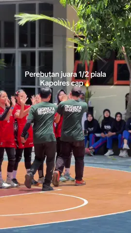 Pertandingan memanas untuk rebut jadi juara 🔥 Kapolres cup  #pakekomenyapa  #polriuntukmasyarakat  #viral  #voliasik 