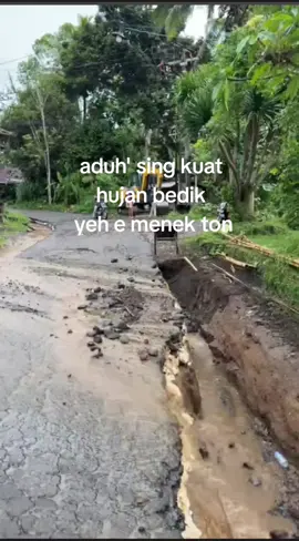 hujan 30menit membuat jalan di br patas belong taro tergerus...  akibatnya wrga yg mau melintas agak keweh dan semua ini terjadi karena ada proyek pelebaran jln yg tak kunjung selesai ini adalah kejadian yg kedua kalinya  #gianyarbali #fypシ゚viral 