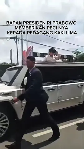 MOMEN PRESIDEN HAJI PRABOWO MEMBERIKAN PECINYA KE PEDAGANG KAKI LIMA🙏🏻 @gerindra @Gibran Rakabuming #prabowo #prabowosubianto #presidenri #viralvideo #viraltiktok 
