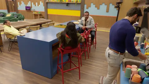 #LaBea les reclama a mis granjeros que ella ya entrevistó a todos y nadie le ha hecho una entrevista a ella. 🎤🫠 Lunes a viernes 9:00 p.m. por Azteca Uno Domingo La Gala 8:00 p.m. por Azteca Uno 🌾 #LaGranjaVIP ⁣transmisión 24/7 en #DisneyPlus experiencia completa.