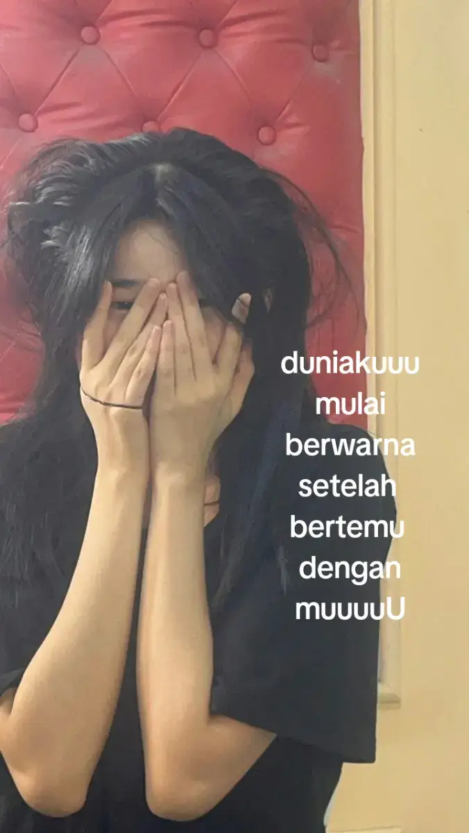 🧂 Bahan-bahan: Untuk mie: 300 gram mie telur (mie basah) Air panas secukupnya Minyak goreng sedikit (agar tidak lengket) Untuk ayam (topping): 300 gram daging ayam (paha atau dada, potong kecil) 3 siung bawang putih (cincang halus) 4 siung bawang merah (cincang halus) 2 sdm kecap manis 1 sdm kecap asin ½ sdt merica bubuk ½ sdt gula pasir Garam secukupnya 200 ml air 2 sdm minyak untuk menumis Untuk kuah: 500 ml air atau kaldu ayam 2 siung bawang putih (geprek dan goreng sebentar) ½ sdt garam ¼ sdt merica bubuk Pelengkap: Sawi hijau (rebus sebentar) Daun bawang dan bawang goreng Sambal, saus, dan kecap sesuai selera --- 👩‍🍳 Cara membuat: 1. Masak ayam: 1. Tumis bawang merah dan bawang putih hingga harum. 2. Masukkan potongan ayam, aduk hingga berubah warna. 3. Tambahkan kecap manis, kecap asin, merica, gula, dan garam. 4. Tuang air, masak hingga ayam empuk dan bumbu meresap. 5. Angkat dan sisihkan. 2. Masak kuah: 1. Rebus air atau kaldu ayam. 2. Tambahkan bawang putih goreng, garam, dan merica. 3. Koreksi rasa lalu sisihkan di atas api kecil agar tetap hangat. 3. Siapkan mie: 1. Rebus mie dalam air mendidih sebentar (1–2 menit). 2. Angkat, tiriskan, beri sedikit minyak agar tidak lengket. 4. Penyajian: 1. Dalam mangkuk, beri 1 sdt minyak ayam dan sedikit kecap asin. 2. Masukkan mie, aduk rata. 3. Tambahkan ayam beserta kuah bumbunya di atas mie. 4. Siram dengan sedikit kuah panas. 5. Tambahkan sawi, daun bawang, dan bawang goreng. --- ✨ Tips: Gunakan kaldu ayam rebusan tulang untuk rasa lebih gurih. Minyak ayam bisa dibuat dari kulit ayam yang digoreng hingga mengeluarkan minyak. #olinejkt48#jkt48newera#memberjkt48 