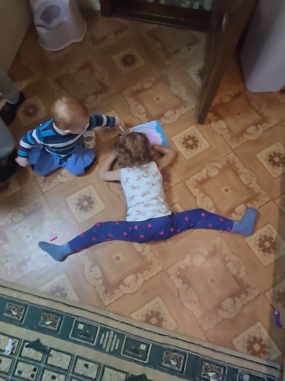 Главное что удобно🤣 #шпагат #художник 