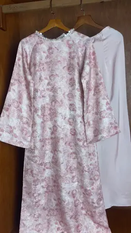 THẾ NÀO LÀ “THƯƠNG” MỘT NGƯỜI ..?  🌿 1. “Thương — không cần phải nói, chỉ cần nhìn là biết. Mắt người thương, chẳng bao giờ giấu được lòng.” 💫 2. “Có những người ta chẳng gọi tên, chẳng nắm tay, nhưng trong lòng… vẫn gọi là người mình thương.” 🌧️ 3. “Thương là khi chẳng cần ở cạnh, nhưng vẫn muốn người kia sống thật tốt — kể cả khi người đó không còn là của mình.” 🔥 4. “Thích là rung động. Yêu là dại khờ. Còn thương… là khi tim đã yên, mà lòng vẫn không nỡ.” 🌻 5. “Người ta hỏi thương là gì? Là khi ta vẫn mỉm cười nhìn họ đi cùng người khác — dù tim có hơi nhói.” 💭 6. “Thương một người… không ồn ào, không vội vã — chỉ là mỗi khi nghe nhắc tên, tim vẫn đập chậm đi một nhịp.” 🎧 7. “Thương không phải là chiếm hữu — mà là biết buông đúng lúc, nhưng vẫn giữ trong tim.” “Thương một người” không ồn ào, không phô trương. Nó là sự hiện diện thầm lặng của tình cảm thật lòng — không cần danh phận, chỉ cần còn được quan tâm. #aodai #aodaitet 