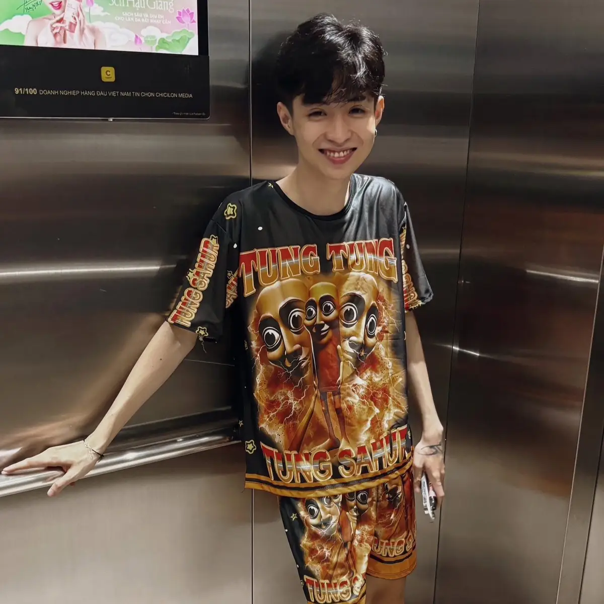 Ủa gì vậy a bi :))) ai tặng vậy cha 🤡 … Bây dám tặng bi dám mặc à :))  #FreeFire #heavy #khabi #globalfinal #tungtungtung 