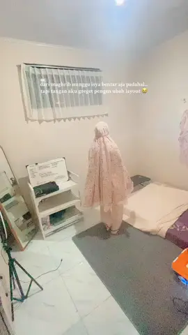 lagi dan lagi, padahal tidur aja ga disini 🫠 #kamar #kamarpink #kamarminimalis #layoutideas #dikamaraja 