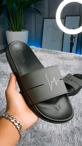 Sandal slide hitam dengan desain heartbeat ini bukan cuma tampil stylish, tapi juga super nyaman dipakai sehari-hari. Materialnya terbuat dari premium EVA foam yang ringan, empuk, dan fleksibel, bikin kaki tetap adem dan nggak gampang pegal walau dipakai lama. Bagian talinya menggunakan lapisan sintetis halus anti lecet, sedangkan sol bawahnya punya tekstur anti-slip agar tetap aman di berbagai permukaan. Cocok banget buat: Santai di rumah atau kos Jalan ke minimarket atau nongkrong bareng teman Dipakai habis mandi, atau bahkan buat gaya kasual ke luar rumah Desain heartbeat line di strap-nya bikin tampil beda — simpel tapi elegan, cocok untuk kamu yang suka tampil minimalis dengan sentuhan modern. #creatorsearchinsights #sandalpria #ootdpria #fashionpria #sandalviral 