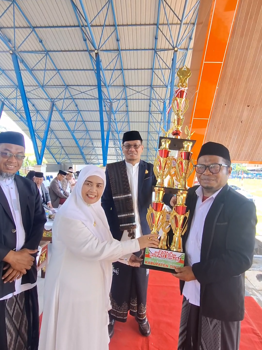 Piala bergilir Porseni Mukayyam HSN Tahun 2025 tingkat Kabupaten  diserahkan oleh Bupati Sinjai, Hj. Rahmawati Arif didampingi Kepala Kantor Kemenag Sinjai H. Faried Wajedi kepada Pimoinan Pondok Pesantren Darul Ihsan Salohe sebagai juara umum. Penyerahan berlangsung dalam Apel Hari Santri Nasional di Alun-Alun Sinjai Bersatu, Rabu (22/10/2025). @♛ 