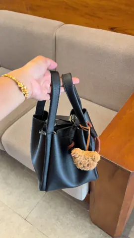 Ilona bag warna hitamnya cakep bgt 🖤🖤🖤 #taswanita #slingbag #bostantenbag #fyppppppppppppppppppppppppp 