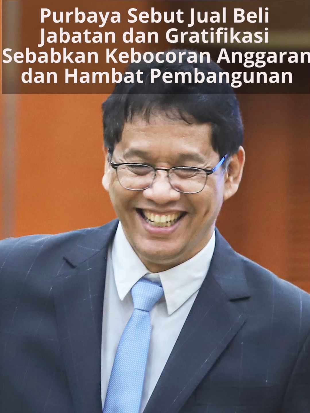 Purbaya Sebut Jual Beli Jabatan dan Gratifikasi Sebabkan Kebocoran Anggaran dan Hambat Pembangunan Hal itu disampaikan Purbaya dalam Rapat Koordinasi Pengendalian Inflasi Daerah 2025 di Kantor Kementerian Dalam Negeri (Kemendagri), Jakarta Pusat, Senin (20/10/2025). Menurutnya, laporan Komisi Pemberantasan Korupsi (KPK) menunjukkan bahwa praktik jual beli jabatan, gratifikasi, serta intervensi dalam pengadaan barang dan jasa sebagai titik-titik risiko kebocoran anggaran daerah. 