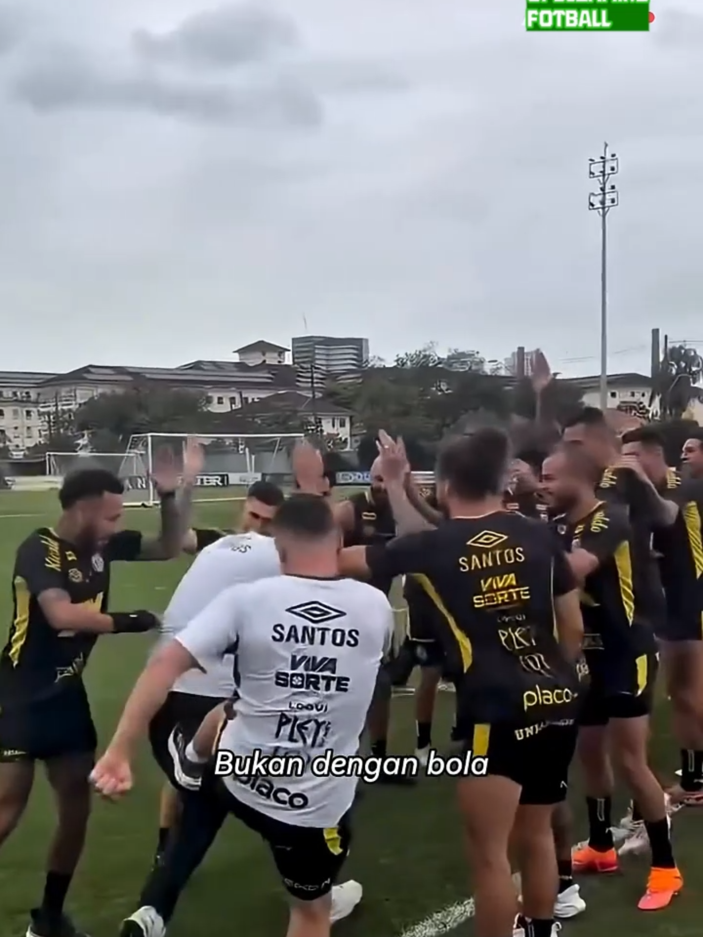 Neymar balas dendam pada petugas keamanan yang menendang bola ke arah Mavie! 🔥 #neymarjr #ronaldo #pialadunia #transformasi #sportsontiktok #ligaindonesia #garuda #timnasindonesia #stadion #sepakbola #negara #mesi #shorts #fyppppppppppppppppppppppp #cintaanak