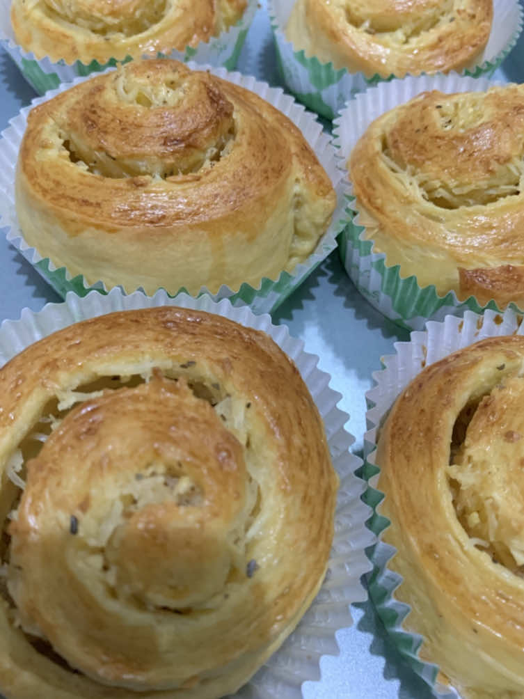 garlic butter cheese roll 😋🫶🏻 resep: - 360 gr tepung pro tinggi - ⁠6 gr ragi instan - ⁠25 gr gula  - ⁠190 ml susu dingin  - ⁠1 butir telur - ⁠60 gr mentega - ⁠½ sdt garam  isian:  - 70 gr bawang putih cincang - ⁠140 gr salted butter / mentega + garam - ⁠parsley / oregano (opsional) - ⁠keju sesuka hati ‼️panggang di oven suhu 175° api atas bawah selama 20 menit (sesuaikan dengan oven kalian masing-masing) pokonya sampe agak kecoklatan yaa #baking #fyp #xybca #fypシ゚ #bakingtiktok 