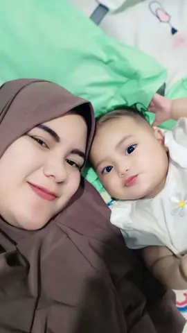 dua perempuan kesayangan ayah nya🥰 #CapCut #allahummabaarik #maasyaallahtabarakallah #bayilucu #fypシ゚ #ibudananakperempuan #bayigemes #jjcapcut 