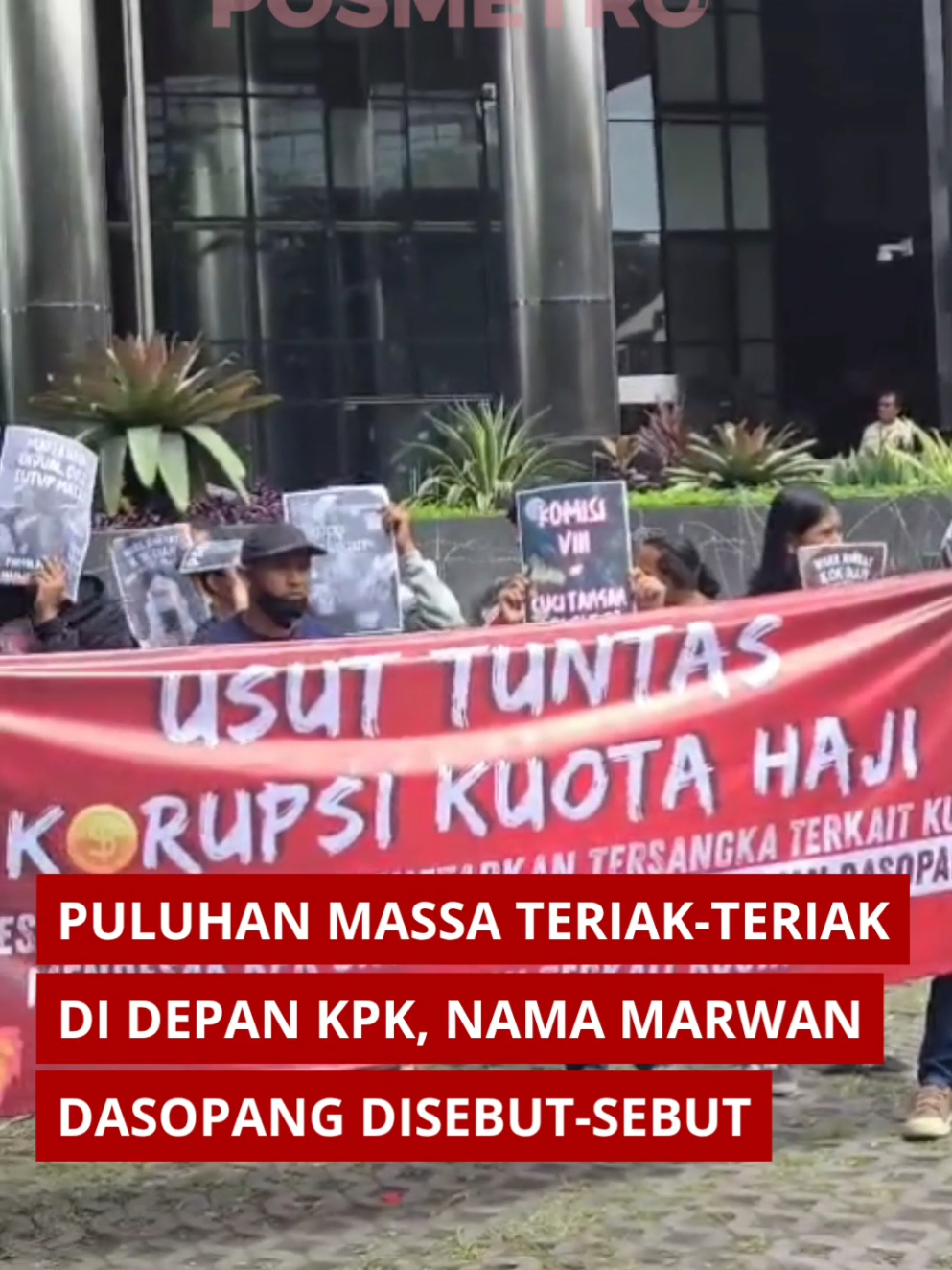 Sekelompok massa mendesak KPK untuk mengusut tuntas kasus korupsi kuota haji, Rabu (22/10/2025). Nama Ketua Komisi VIII DPR RI Marwan Dasopang disebut-disebut. 