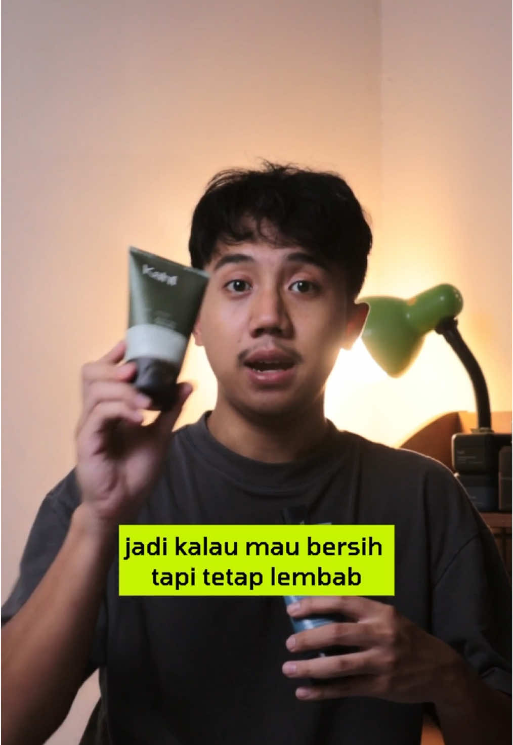 MUKA KESET = MUKA BERSIH❌ Kalo lo cuci muka terus muka lo jadi keset, itu bisa ngrusak skin barrier‼️ Kahf AminoGel Hijau jadi pilihan yang gak bikin rusak kulit sensitif lo karena kandungannya yang low pH😎 BURUAN CHECK OUT DI KERANJANG KUNING🤩 #kahffacewash #lowph #kahfamino #sensitiveskin #pejuangjerawat1 