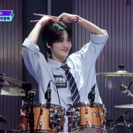 この愛嬌満点💮👶🏻ドラマーはMnetのバンド鯖 #스틸하트클럽 に出演している#김은찬B くんです⊂( ᴖ ̫ᴖ )⊃ バンド部に入っていて学校でもイケメンすぎて騒がれるらしい…🩷 #バンド鯖 #fyp #추천 