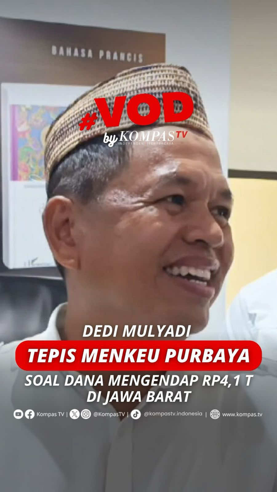Gubernur Jawa Barat Dedi Mulyadi membantah Menteri Keuangan Purbaya Yudhi Sadewa soal dana Anggaran Pendapatan dan Belanja Daerah (APBD) Jawa Barat senilai Rp 4,17 triliun mengendap di bank. Menurut Dedi, dana Pemprov Jabar yang tersimpan di bank hanya Rp 2 triliun.  Secara perinci, Dedi sebut dana APBD Jabar tersimpan di bank saat ini sebanyak Rp 2.418.701.749.621. Dedi menilai istilah dana mengendap kurang sesuai, mengingat uang yang telah masuk ke kas daerah tidak secara otomatis dibelanjakan secara menyeluruh. Biasanya, dana akan berbentuk deposito untuk nantinya dicairkan setiap bulan demi kebutuhan pembayaran proyek. Sebelumnya, Menteri Keuangan (Menkeu) Purbaya Yudhi Sadewa menyoroti dana pemerintah daerah (pemda) yang belum digunakan dan masih mengendap di bank hingga mencapai Rp 234 triliun. Salah satunya dana Pemprov Jawa Barat yang mengendap di bank sebesar Rp 4,1 triliun. Tuliskan komentarmu dan dapatkan berita terkini lainnya di www.kompas.tv serta youtube.com/kompastv #VODKompasTV