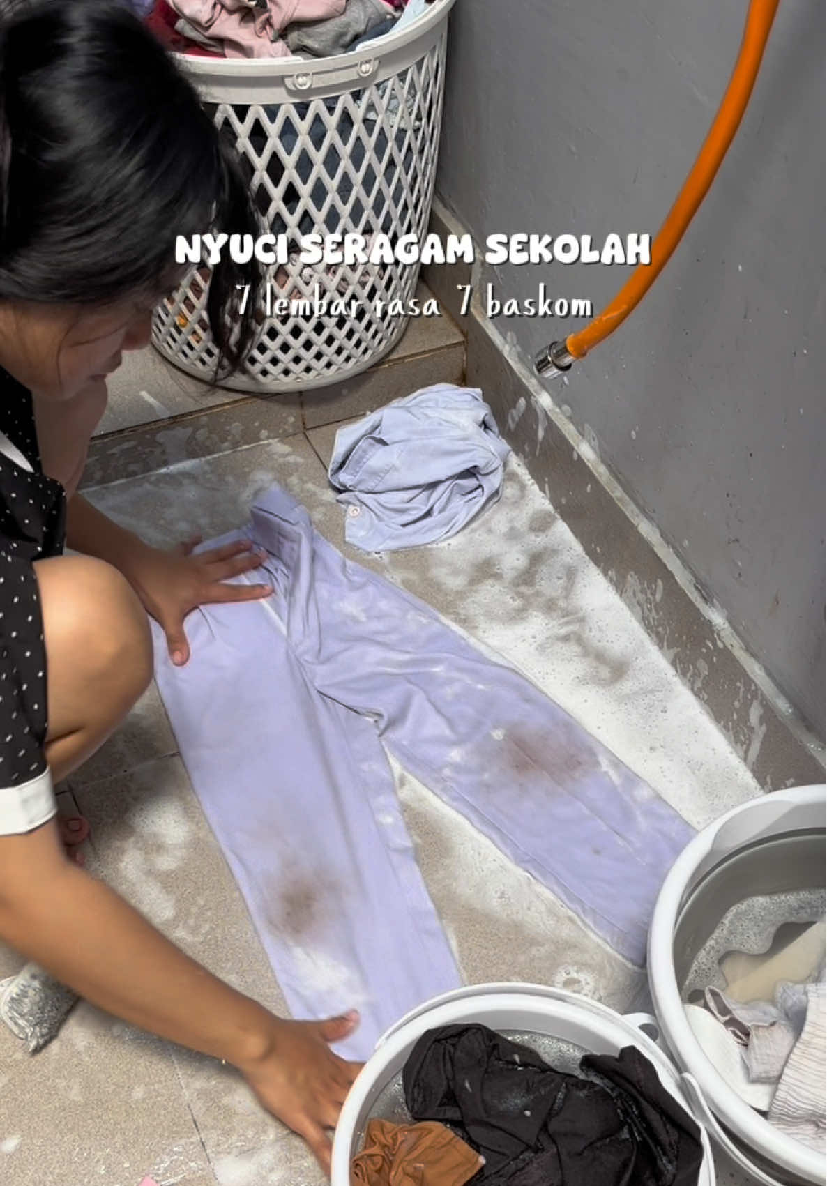 Kenapa seragam sekolah harus ada yang putih sih🥹😩 #nyucimanual #cucibaju #cucibajusekolah #rutinitasiburumahtangga #sikatbaju 