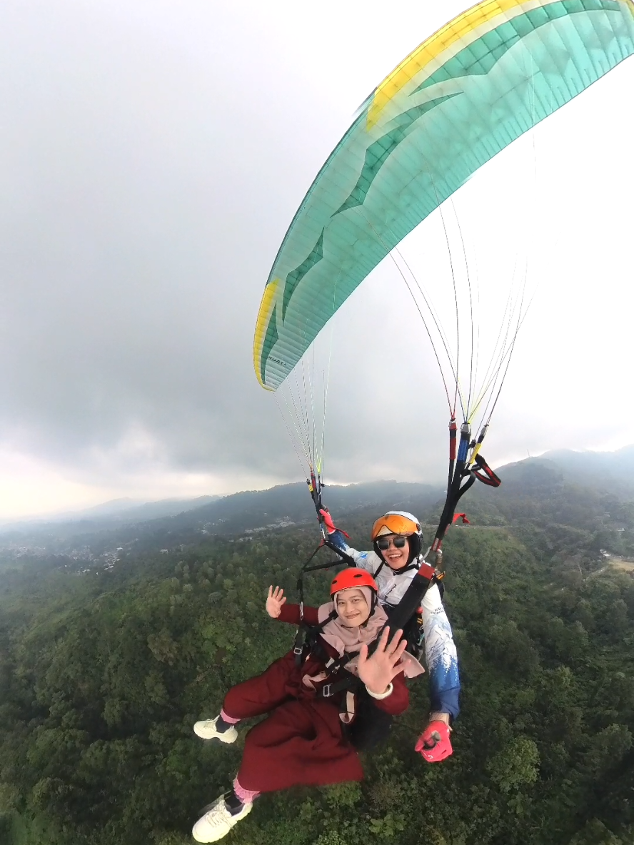 Lupakan masalah mu dengan menikmati tandem paralayang yuk.. Fly wiyh me🤩🤩 #fyp #fypage #fyppppppppppppppppppppppp #paralayang #paralayangpuncakbogor 