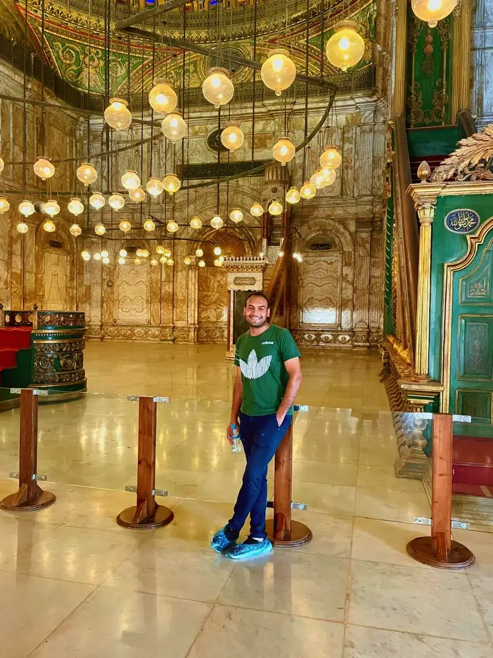 La Moschea di Mohamed Ali, conosciuta anche come Moschea di Alabastro, è uno dei monumenti più iconici e maestosi del Cairo, e rappresenta un simbolo dell’Egitto moderno. Situata all’interno della Cittadella di Saladino, nella parte alta della capitale egiziana, domina con la sua silhouette elegante l’intero panorama della città, offrendo una vista spettacolare sul Nilo e sui tetti del Cairo antico. Costruita tra il 1830 e il 1848 per ordine del governatore Mohamed Ali Pasha, fondatore dell’Egitto moderno, la moschea fu dedicata alla memoria del figlio prediletto, Tosson Pascià, morto prematuramente. L’edificio fu progettato dall’architetto greco Yusuf Bushnaq, ispirandosi alla grande Moschea di Sultan Ahmed di Istanbul, nota come Moschea Blu. L’influenza ottomana è evidente nelle alte cupole e nei minareti slanciati, che si innalzano con eleganza verso il cielo del Cairo. L’esterno della moschea è rivestito di alabastro bianco, un materiale pregiato che le conferisce un aspetto luminoso e raffinato. Alla luce del sole, la superficie brilla con sfumature dorate e rosate, creando un effetto quasi magico. Da qui nasce il suo soprannome: Moschea di Alabastro. L’ampio cortile interno, circondato da portici ad archi, accoglie una splendida fontana per le abluzioni, decorata con motivi geometrici e floreali tipici dell’arte islamica. Entrando nella moschea, il visitatore rimane colpito dalla magnificenza dello spazio interno. L’ambiente principale è dominato da una grande cupola centrale, circondata da numerose cupolette minori, sostenute da imponenti colonne. Le pareti e i soffitti sono decorati con arabeschi dorati, iscrizioni coraniche e disegni ornamentali che riflettono la maestria degli artigiani del XIX secolo. Il grande lampadario di cristallo, sospeso al centro della sala di preghiera, illumina l’interno con una luce calda e spirituale. Il mihrab, la nicchia che indica la direzione della Mecca, è riccamente decorato con mosaici e intarsi di marmo, mentre il minbar, il pulpito da cui viene tenuto il sermone, è un capolavoro di arte lignea intagliata. Tutti questi elementi contribuiscono a creare un’atmosfera di sacralità e serenità, invitando alla meditazione e al raccoglimento. Oltre al suo valore religioso, la Moschea di Mohamed Ali rappresenta anche un’importante testimonianza storica e politica. Mohamed Ali Pasha, infatti, fu il protagonista della rinascita dell’Egitto nel XIX secolo: introdusse riforme amministrative, economiche e militari che gettarono le basi per lo Stato moderno. La moschea, costruita nella cittadella — antica sede del potere dei sultani mamelucchi —, simboleggiava la nuova forza e l’indipendenza dell’Egitto. Oggi, la moschea è una delle principali attrazioni turistiche del Cairo. Ogni anno, migliaia di visitatori provenienti da tutto il mondo giungono qui per ammirare la bellezza dell’architettura, respirare la spiritualità del luogo e godere di una vista panoramica mozzafiato sull’intera città. Al tramonto, quando la luce dorata del sole avvolge le cupole e i minareti, la Moschea di Mohamed Ali si trasforma in un quadro di straordinaria armonia e fascino. Visitare la Moschea di Mohamed Ali significa compiere un viaggio nel tempo, tra arte, fede e storia. È un luogo dove l’eredità ottomana incontra l’anima egiziana, un monumento che racconta con orgoglio la grandezza di un passato glorioso e l’identità viva del Cairo contemporaneo. #mostafa_othman_navonatravel  #cairo #travel #piramidi #pyramids 