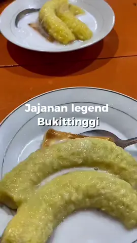 Jajanan legend di sekitar jam gadang Bukittinggi #RedTravelers #BukaSemuaPintu #RedDoorz #kulinertiktok #minangtiktok 